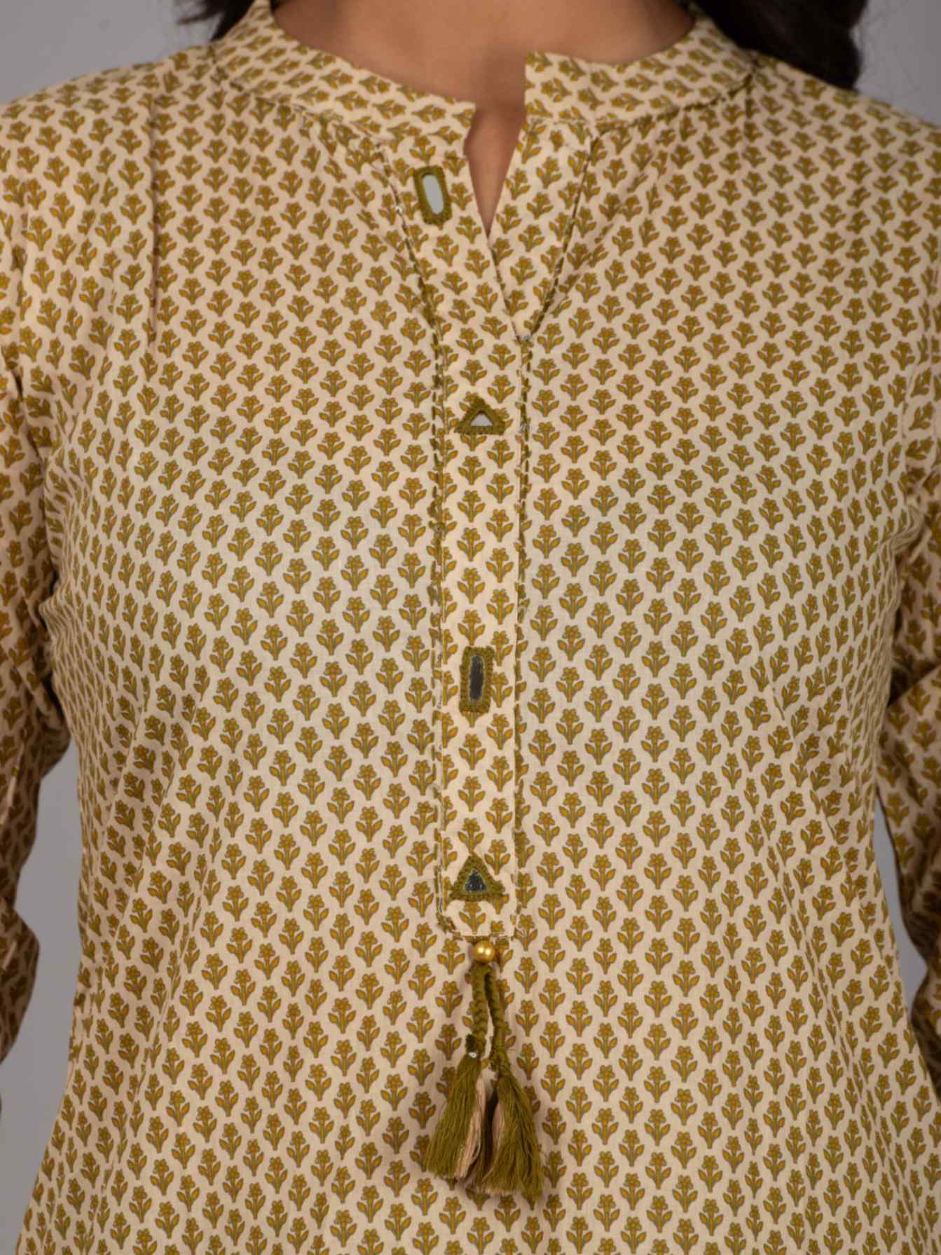 Women Satnd Coller Kurta With Mirror Work