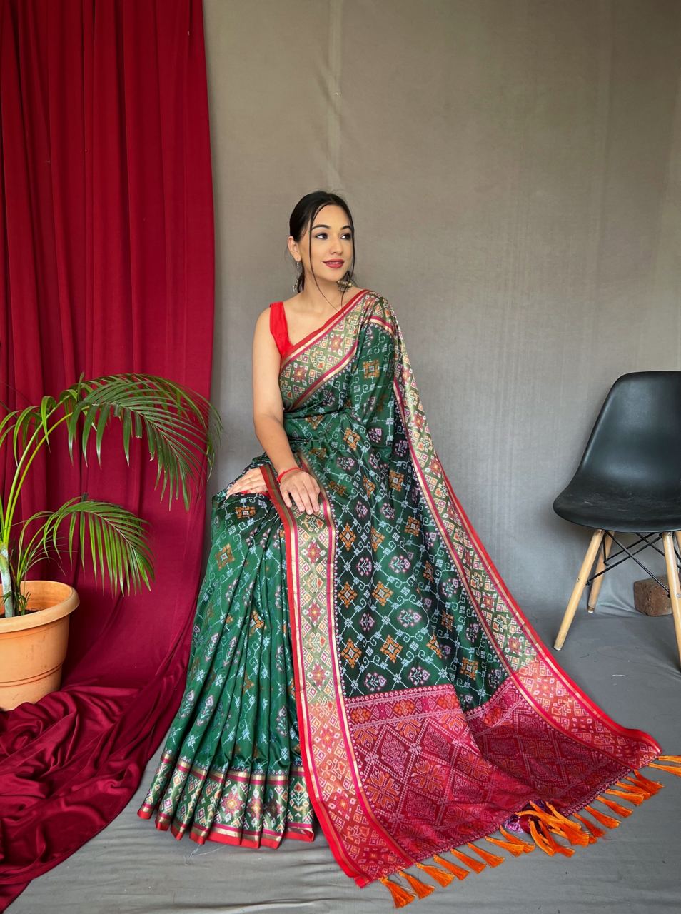 Women Green Pure Patola Silk  Weaving Work Saree With Un-Stiched Blouse