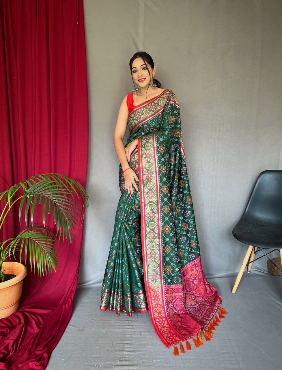 Women Green Pure Patola Silk  Weaving Work Saree With Un-Stiched Blouse