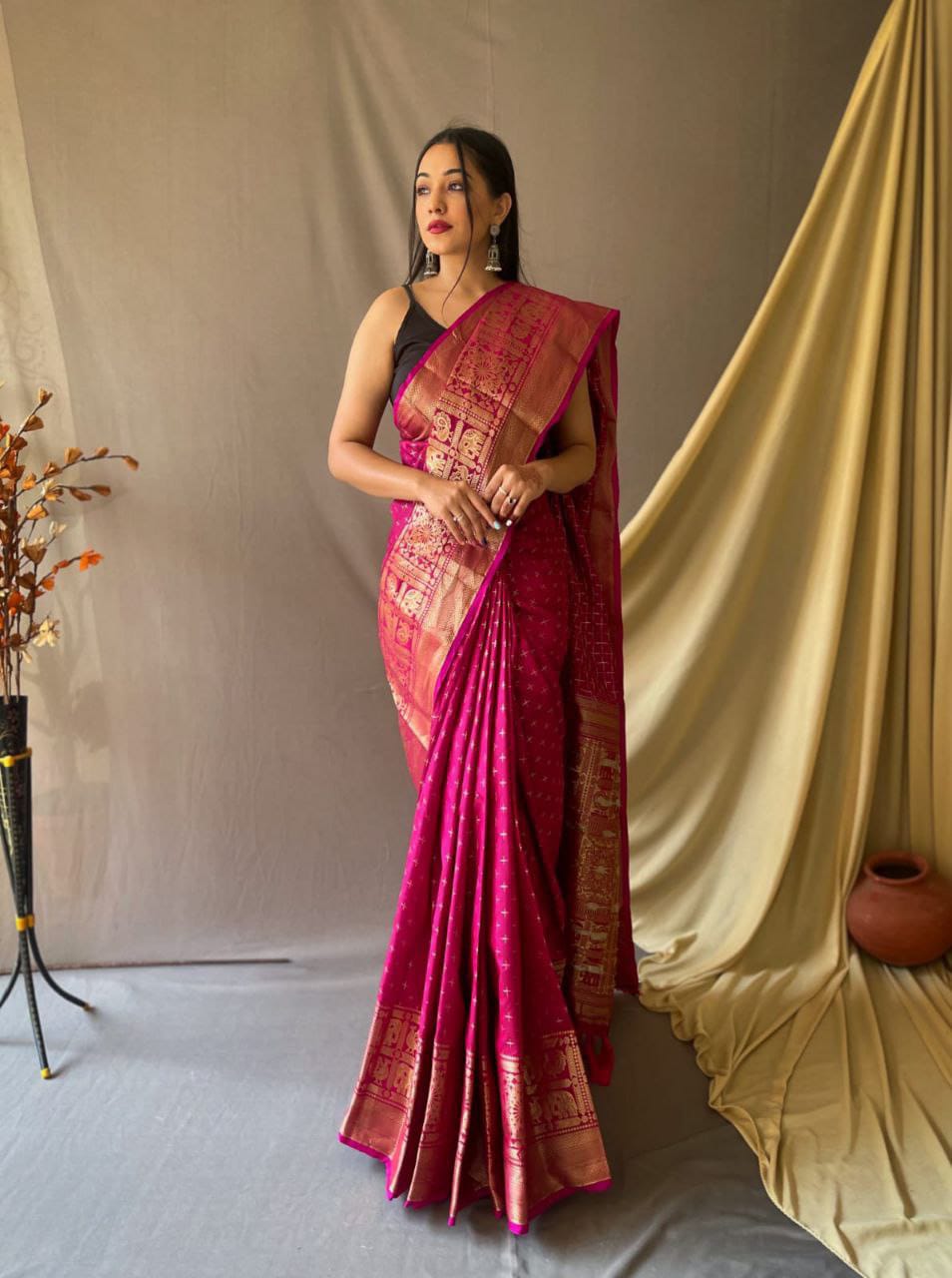 Women Pink Soft Silk  Weaving Work Saree With Un-Stiched Blouse