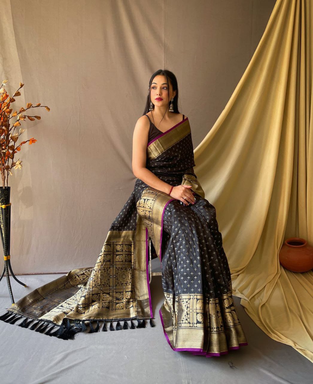 Women Black Soft Silk  Weaving Work Saree With Un-Stiched Blouse