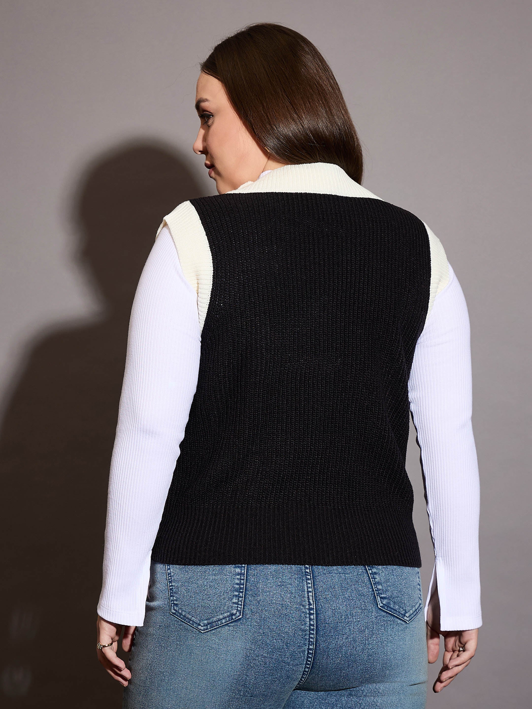 Women Curve Black & White Solid V-Neck Sweater Vest