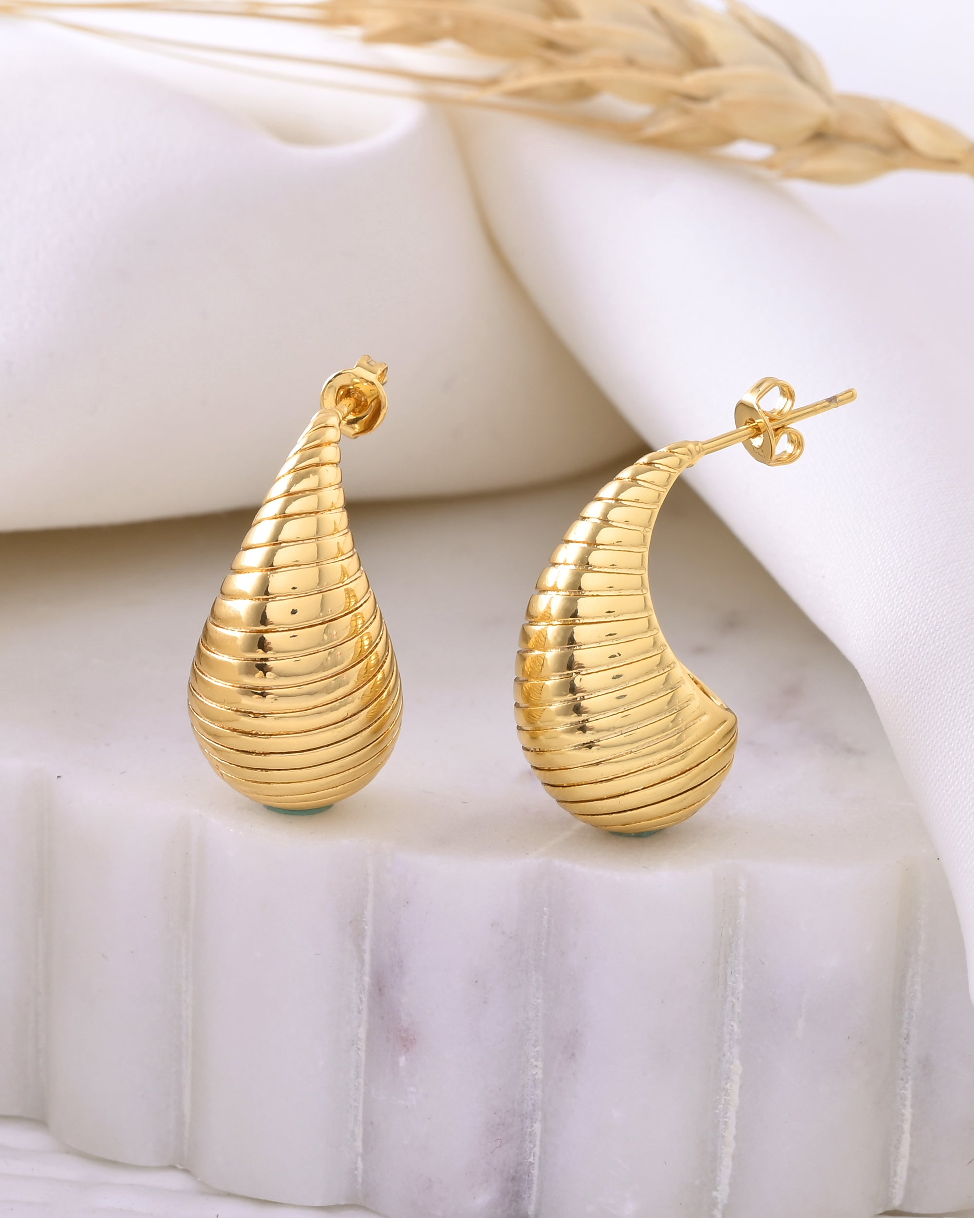 Gold-Plated Ribbed Teardrop Earrings